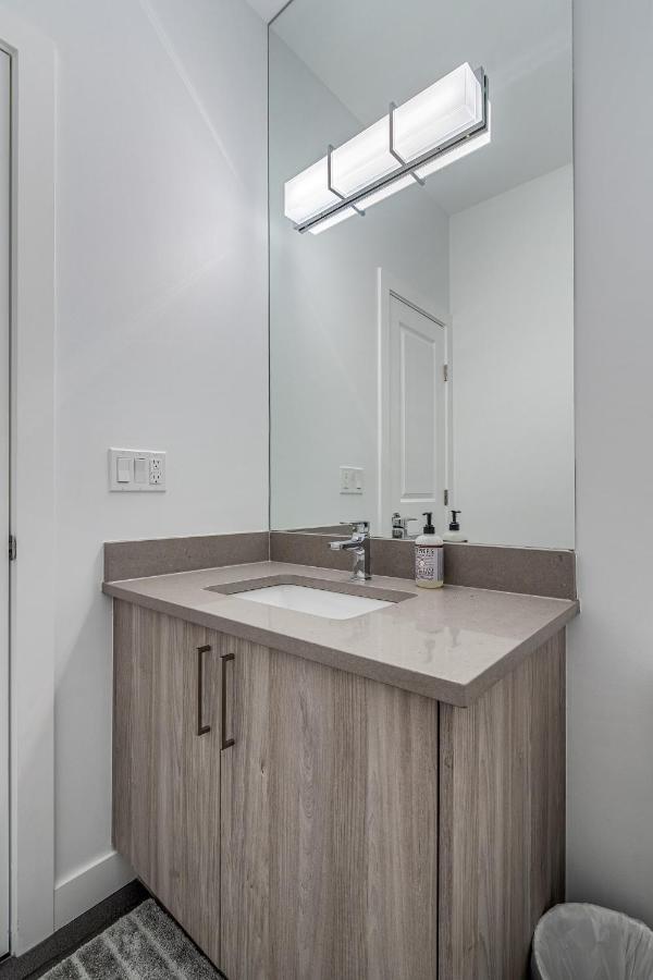 Contemporary Luxury 4 Bedroom House Near Downtown Calgary Ngoại thất bức ảnh
