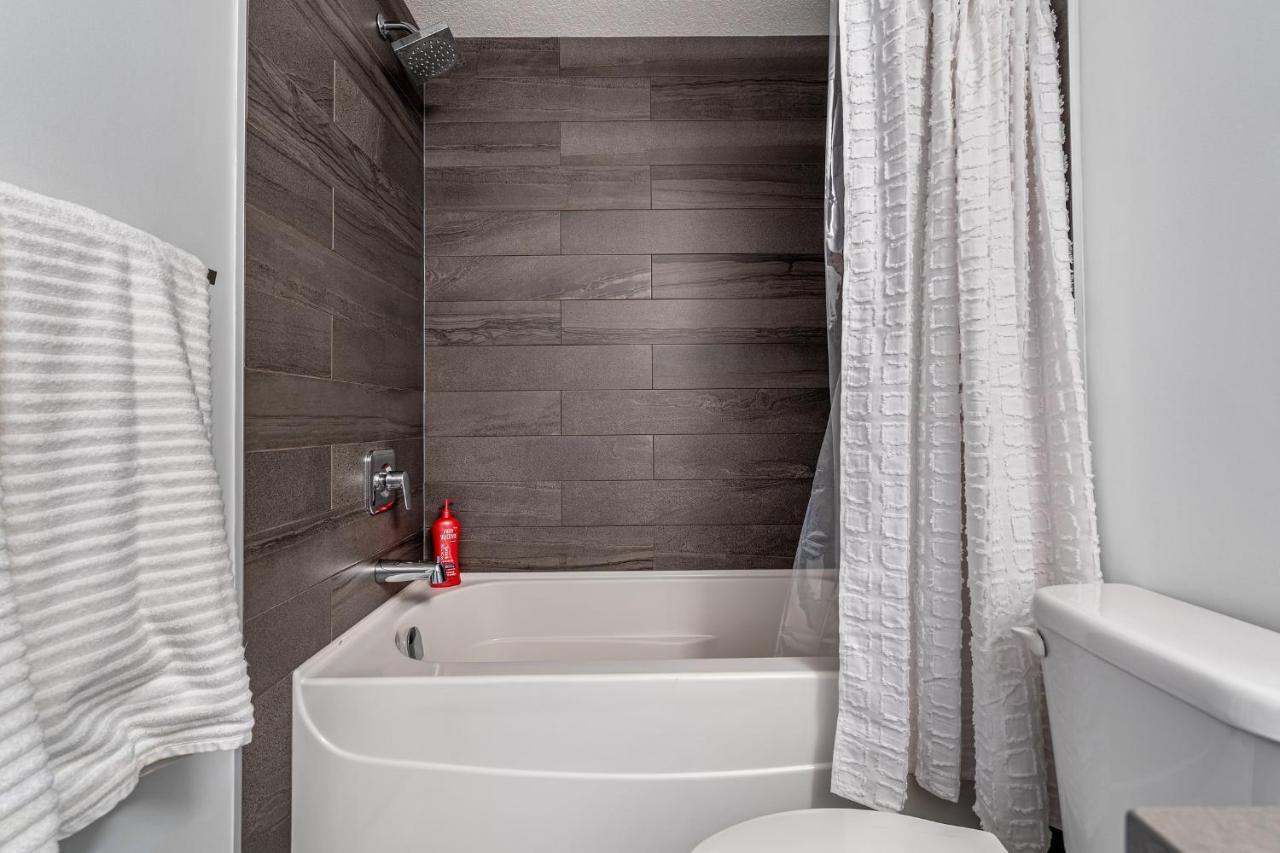 Contemporary Luxury 4 Bedroom House Near Downtown Calgary Ngoại thất bức ảnh
